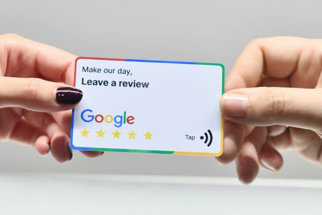 Illustration d'une fiche Google Business sur un ordinateur portable